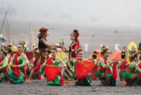 Pagelaran Tari Rara Anteng dan Jaka Seger (Tengger) di lautan Pasir Gunung Bromo 