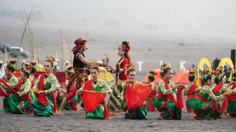 Pagelaran Tari Rara Anteng dan Jaka Seger (Tengger) di lautan Pasir Gunung Bromo 