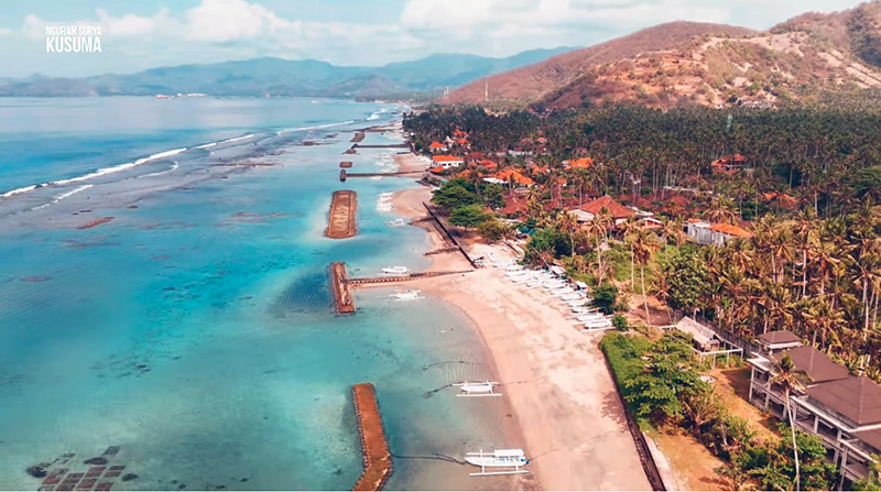 Penampakan tempat wisata Pantai V=Candidasa, Bali. Foto: Tangkapan layar youtube Ngurah Surya Kusuma