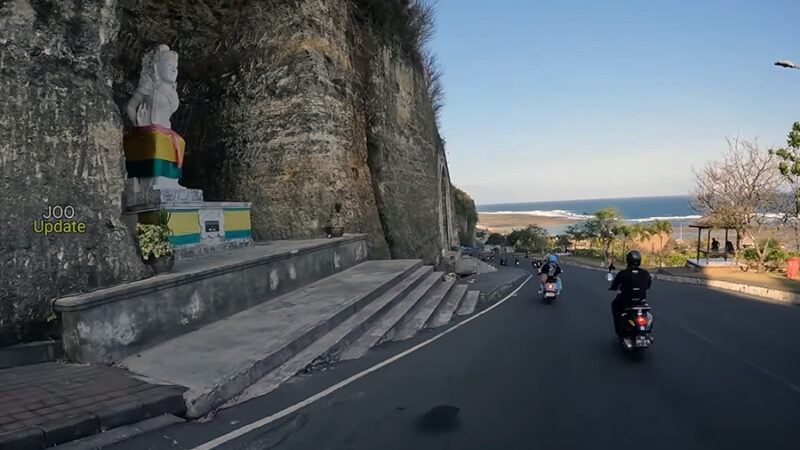 Penampakan Pantai Pandawa sebelum tiba di pantainya. Foto: Tangkapan layar youtube JooUpdate
