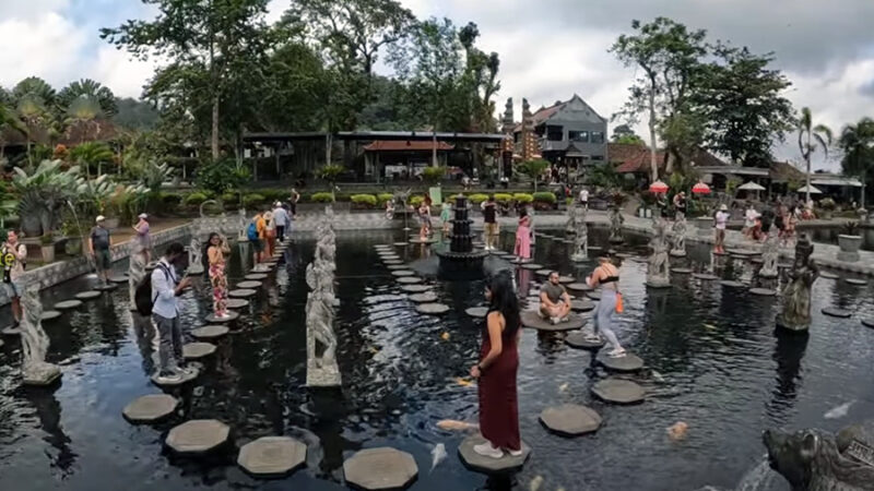 Penempakan tempat wisata Tirta Gangga, Bali. 
Foto: Tangkapan layar youtube JooUpdate