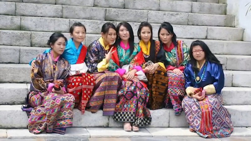 Anak-anak Bhutan memakai pakaian tradisional. Foto: Tangkapan layar youtube Pitravelers 