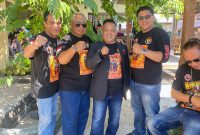 Muhammad Arif Billah, ketua LSM Harimau bersma pengurusnya usai bersih-bersih di Pulau Gili Ketapang, Kabupaten Probolinggo. Foto: suarabhinneka.id 