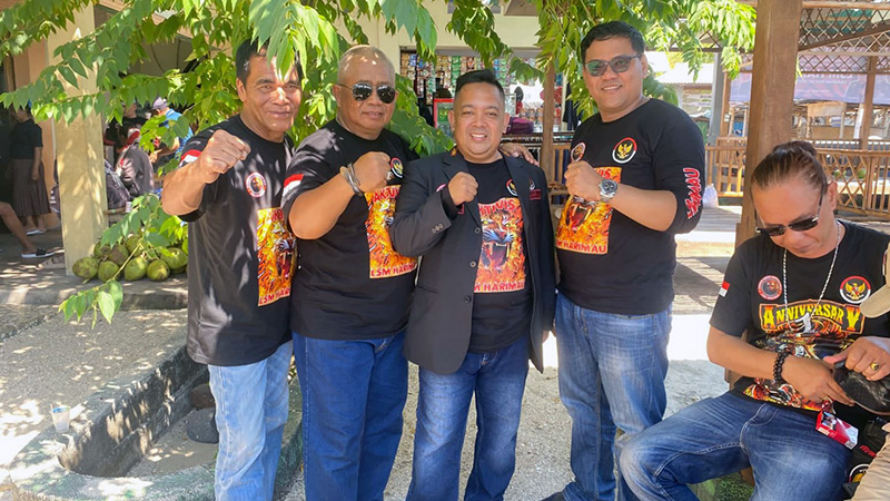 Muhammad Arif Billah, ketua LSM Harimau bersma pengurusnya usai bersih-bersih di Pulau Gili Ketapang, Kabupaten Probolinggo. Foto: suarabhinneka.id 