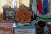 Kepala SDN Kedungdalem 2 saat memberi klarifikasi di ruangannya. 