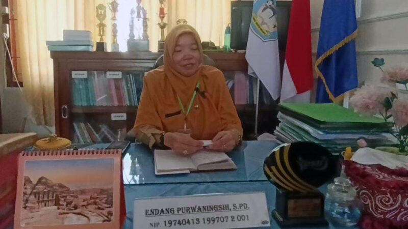 Kepala SDN Kedungdalem 2 saat memberi klarifikasi di ruangannya. 