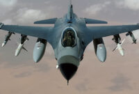 Penampakan jet atau Pesawat Tempur F-16 Fighting Falcon Bikinan . USA. Foto: Tangkapan video youtube Auto Populer ID 