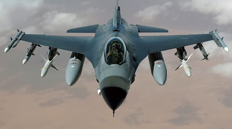 Penampakan jet atau Pesawat Tempur F-16 Fighting Falcon Bikinan . USA. Foto: Tangkapan video youtube Auto Populer ID 