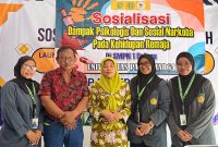 Dosen Universitas Panca Marga dan kepala SMPN 1 Dringu, Kabupaten Probolinggo, foto bareng dengan peserta KKN 