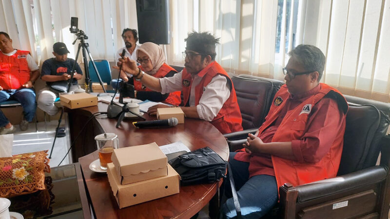 Pengurus dan Wali Kota LSM Lira Kota Probolinggo, saat RDP soal Mie Gacoan. Foto: suarabhinneka.id