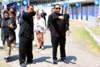 Wali Kota dr Aminuddin didampingi kepala Dishub Agus Effendi, eninjau stand GOR Ahmad Yani. Foto: Kominfo Kota Probolinggo 