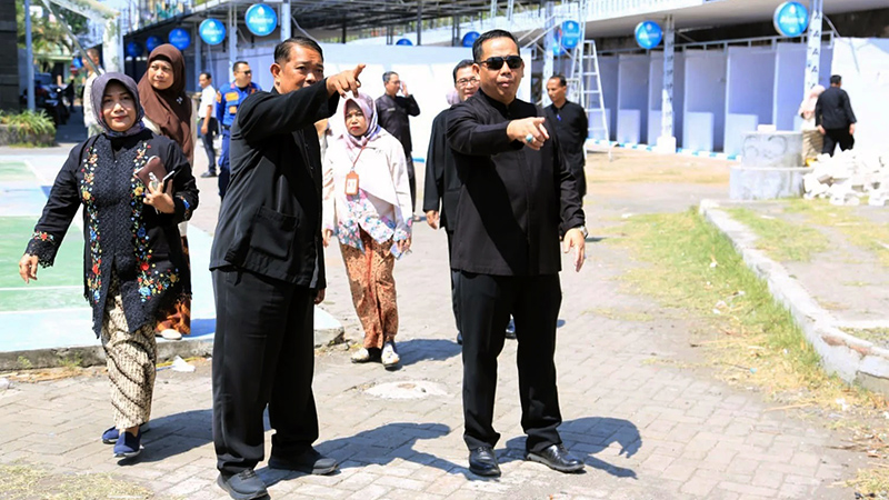 Wali Kota dr Aminuddin didampingi kepala Dishub Agus Effendi, eninjau stand GOR Ahmad Yani. Foto: Kominfo Kota Probolinggo 