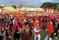 Penampilan ratusan peserta Batik In Motion di Stadion Bayuangga, Kota Probolinggo, Jawa Timur. Foto: suarabhinneka.id