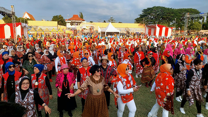 Penampilan ratusan peserta Batik In Motion di Stadion Bayuangga, Kota Probolinggo, Jawa Timur. Foto: suarabhinneka.id