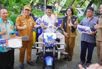 Wali Kota Menyerahkan kendaraan roda tiga untuk sampah kepada ketua RW beberapa bulan lalu, 10 Juni 2025. Foto: Dokumen Diskominfo.