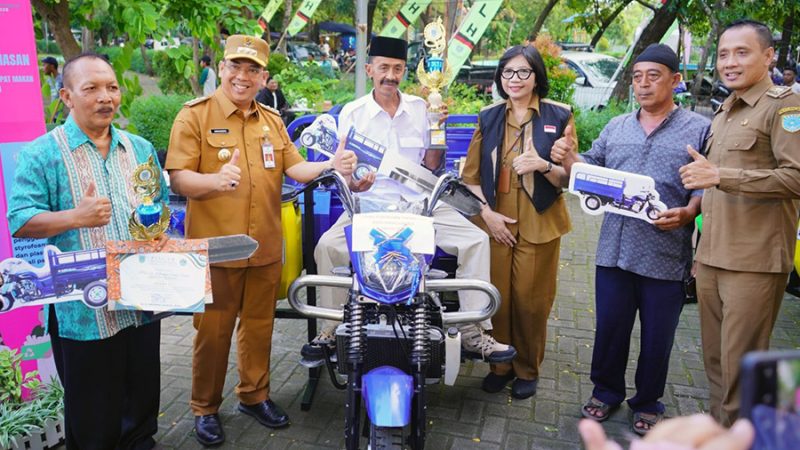 Wali Kota Menyerahkan kendaraan roda tiga untuk sampah kepada ketua RW beberapa bulan lalu, 10 Juni 2025. Foto: Dokumen Diskominfo.