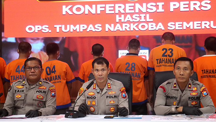 Kapolres Probolinggo Kota AKBP Rico Yumasri (tengah) saat konferensi Pers kasus shabu. Foto: suarabhinneka.id