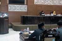 Mukhlas Kurniawan, anggota DPRD Kota Probolinggo, saat membacakan saran dan pendapat Banggar DPRD. Foto: suarabhinneka.id