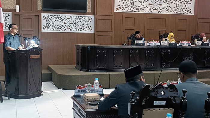 Mukhlas Kurniawan, anggota DPRD Kota Probolinggo, saat membacakan saran dan pendapat Banggar DPRD. Foto: suarabhinneka.id