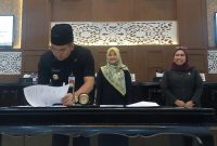 Wali Kota Probolinggo, dr Aminuddin, tengah menandatangani Nota Kesepakatan KUA-PPAS 2026, disaksikan pimpinan DPRD. Foto: suarabhinneka.id 