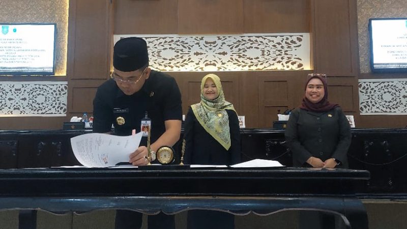 Wali Kota Probolinggo, dr Aminuddin, tengah menandatangani Nota Kesepakatan KUA-PPAS 2026, disaksikan pimpinan DPRD. Foto: suarabhinneka.id 