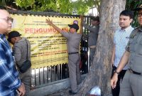 Pujo Satryo besama menejemen Mie Gacoan, menyaksikan pemasangan surat pemberitahuan penutupan sementara. Foto: suarabhinneka.com