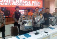 Kapolres Probolinggo Kota AKBP Rico Yumasri, menunjukkan barang bukti saat konferensi pers pembacokan karnaval. Foto: suarabhinneka.id