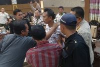 Sol;ehudin ketua LSM GMPK, ditenangkan saat RDP soal Sabung ayam. Foto: suarabhinneka.id 
