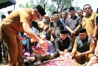 Wali Kota Aminuddin, tabur bunga diatas makam HM. Buchori. Foto: suarabhinneka.id