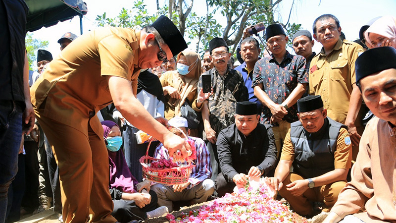 Wali Kota Aminuddin, tabur bunga diatas makam HM. Buchori. Foto: suarabhinneka.id