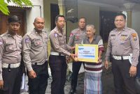 Satlantas Polres Probolinggo Kota, saat memberi bantuan. Foto: Humas Polres Probolinggo Kota  