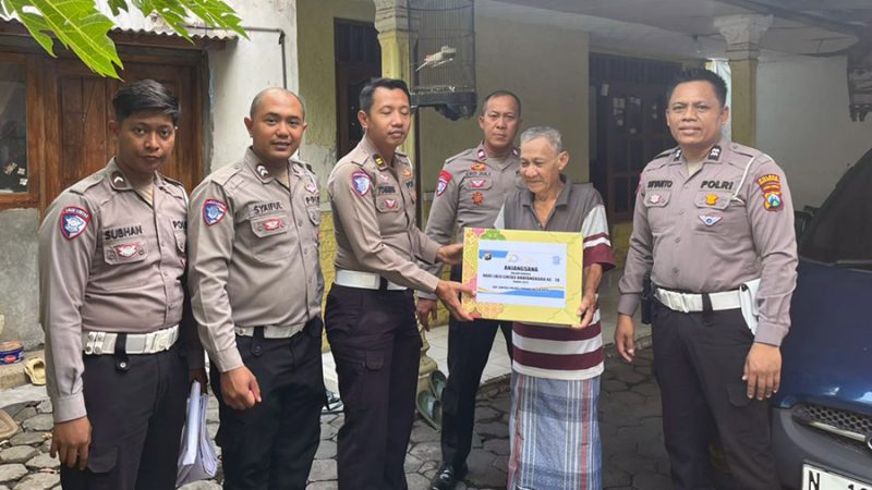 Satlantas Polres Probolinggo Kota, saat memberi bantuan. Foto: Humas Polres Probolinggo Kota  