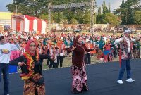 Istri Wali Kota Probolinggo, menari line dance saat pembukaan Batik In Motion 2025 di Stadion Bayuangga. Foto: suarabhinneka.id