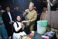 Wali Kota Probolinggo dr. Aminuddin bersama Ketua TP PKK dr. Evariani, tengah mencicipi makanan tradisional saat acara Pasar VOC. Foto: Kominfo