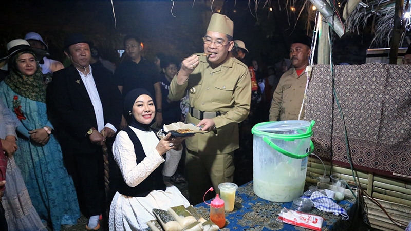 Wali Kota Probolinggo dr. Aminuddin bersama Ketua TP PKK dr. Evariani, tengah mencicipi makanan tradisional saat acara Pasar VOC. Foto: Kominfo