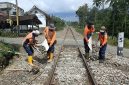 Pekerja PT KAI tengah memperbaiki dan menata batu rel KA. Foto: Humas Daop 9 Jember