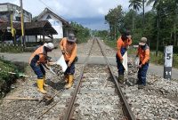 Pekerja PT KAI tengah memperbaiki dan menata batu rel KA. Foto: Humas Daop 9 Jember