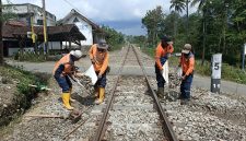 Pekerja PT KAI tengah memperbaiki dan menata batu rel KA. Foto: Humas Daop 9 Jember