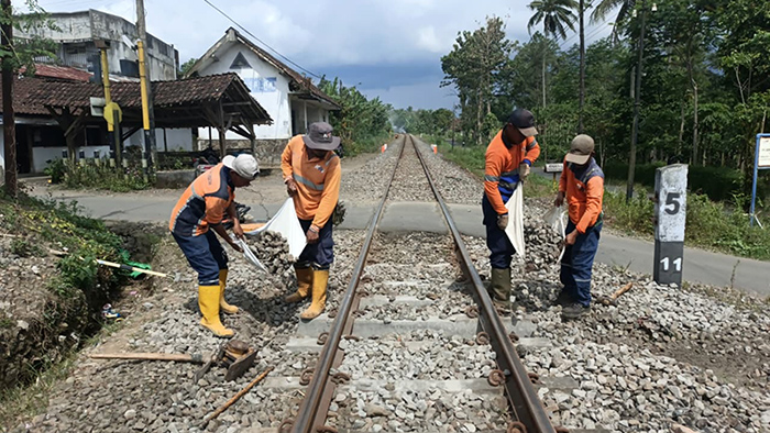Pekerja PT KAI tengah memperbaiki dan menata batu rel KA. Foto: Humas Daop 9 Jember