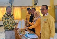 Fernanda Zulkarnain ketua DPD Partai Golkar Kota Probolinggo, saat menyerahkan berkas pendaftaran ke Panitia Musda Foto: suarabhinneka.id