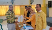 Fernanda Zulkarnain ketua DPD Partai Golkar Kota Probolinggo, saat menyerahkan berkas pendaftaran ke Panitia Musda Foto: suarabhinneka.id