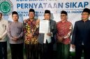 Katua MUI Kota Probolinggo Prof DR KH Muhammad Sulthon, MA, menunjukkan surat pernyataan sikap 