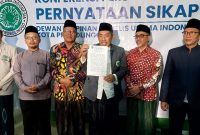 Katua MUI Kota Probolinggo Prof DR KH Muhammad Sulthon, MA, menunjukkan surat pernyataan sikap 