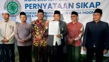 Katua MUI Kota Probolinggo Prof DR KH Muhammad Sulthon, MA, menunjukkan surat pernyataan sikap 