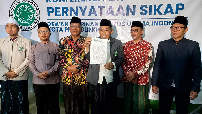 Katua MUI Kota Probolinggo Prof DR KH Muhammad Sulthon, MA, menunjukkan surat pernyataan sikap 