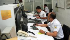 Petugas KA Daop 9 Jember sedang mengawasi dan memantai perjalanan kereta api. Foto: Humas PT KAI Daop 9 Jember