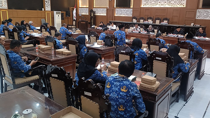 Suasana Rapat Raperda tentang pajak dan restribusi daerah hasil Evaluasi Kemendagri. Foto: suarabhinneka.id