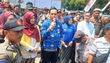 Wali Kota dan Pimpinan DPRD Kota Probolinggo, saat menemui pendemo. Foto: suarabhinneka.id